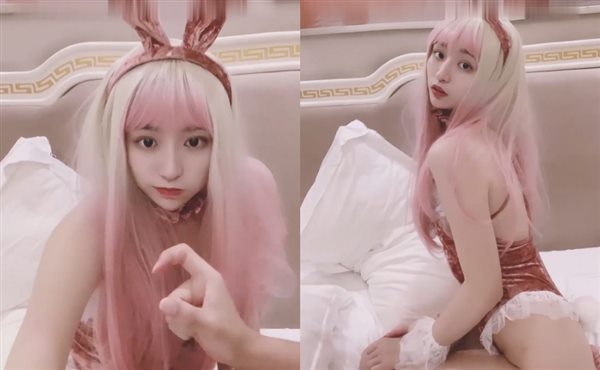 红遍全网极品91女神【不见星空】Cospaly粉红兔女郎，超高颜值小穴被粗大肉棒狠狠地蹂躏2V2