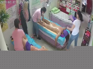 网络监控摄像头偷拍大奶少妇全裸推油刮痧