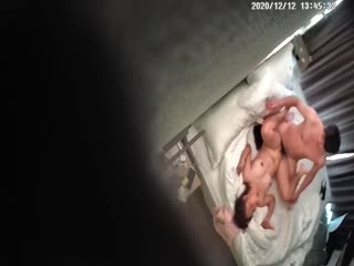 年轻人就是会玩，带了一个振动棒开房，狠操丰满女友，一边操_振动棒同时伺候，女友哇哇叫