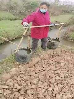 2020.2.17【金莲小仙女】重庆妹子到农村勾搭，撒尿掰穴露臀秀奶第08集